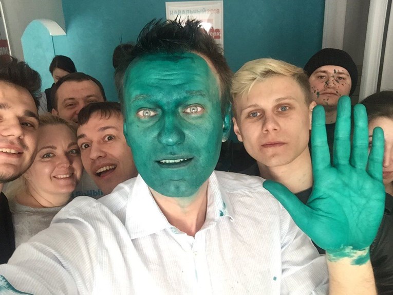 VIDEO Ruski oporbenjak zaliven bojom, a njegovi pristaše sad se iz inata bojaju u zeleno