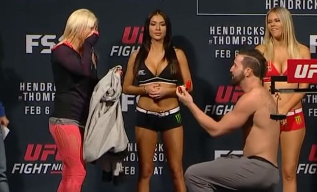 UFC-ov borac na vaganju zaprosio djevojku