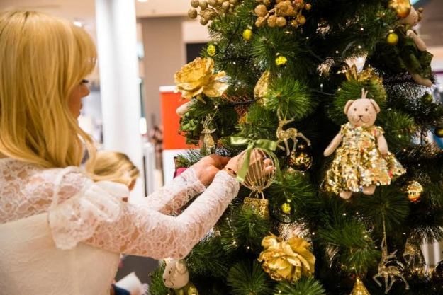 Humanitarna božićna priča: Poznati dizajneri okitili jelke u svom prepoznatljivom stilu