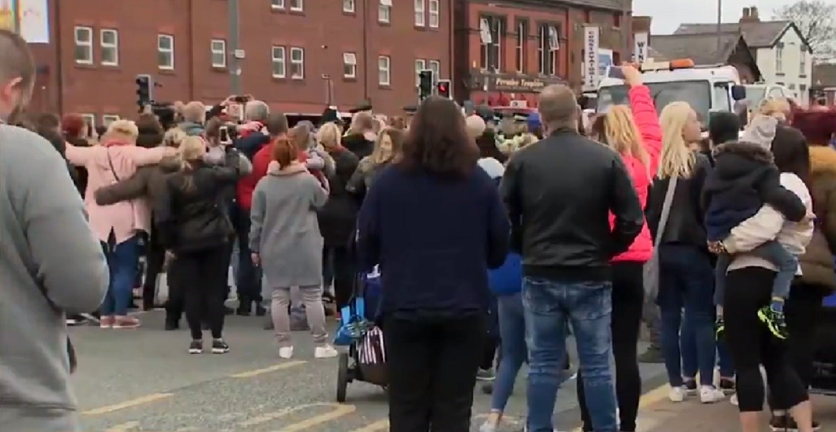 Prosvjednici u Engleskoj pokušali upasti u bolnicu zbog smrtno bolesnog dječaka