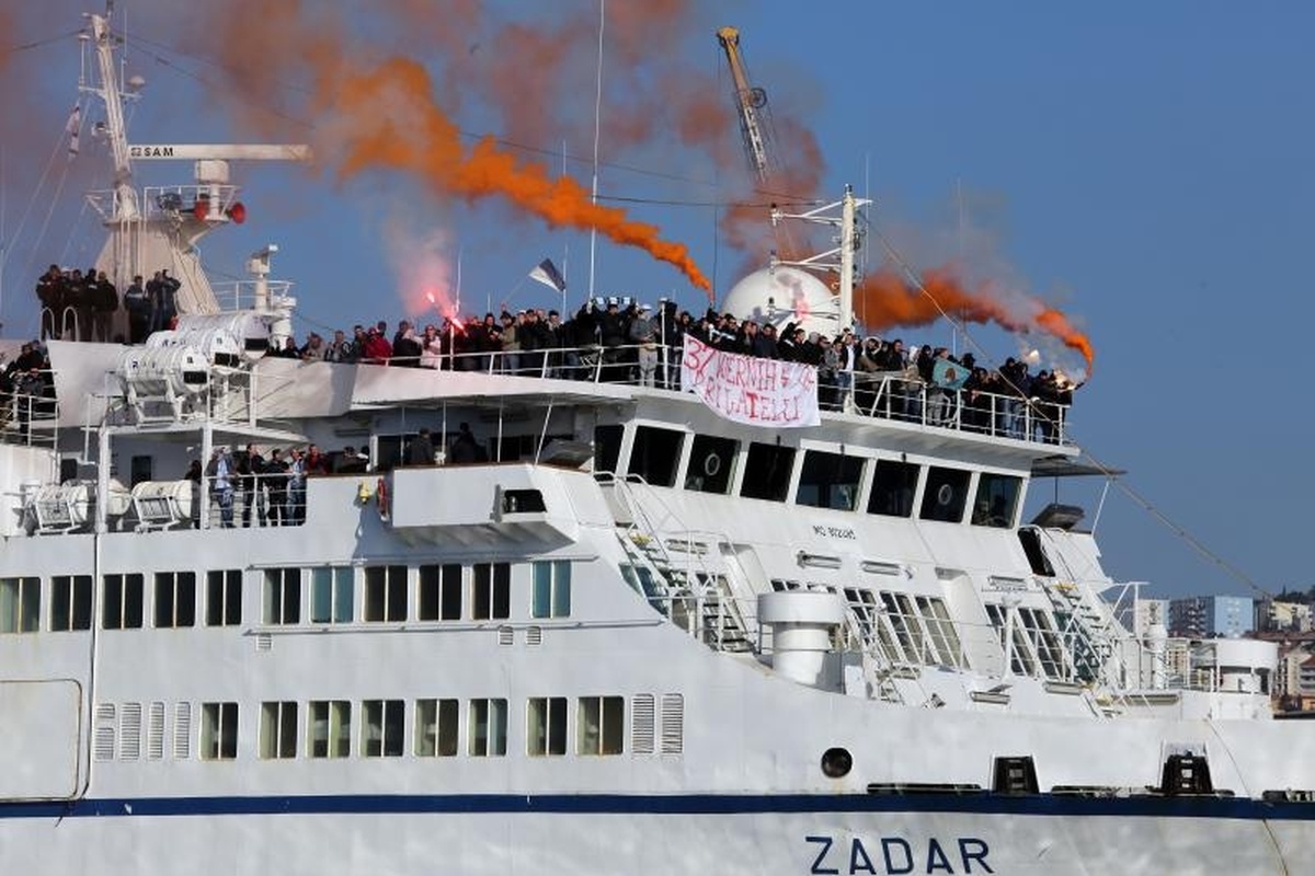 Armadin brod stigao u Rijeku: Pogledajte bakljadu riječkih navijača