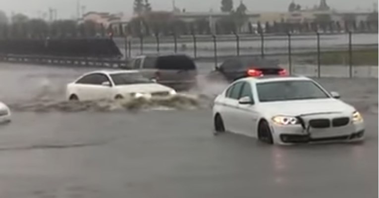 Video: Pogledajte kako Audi krstari kraj poplavljenih BMW-a