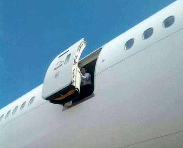 Stjuardesa u Ugandi pala kroz otvorena vrata parkiranog zrakoplova
