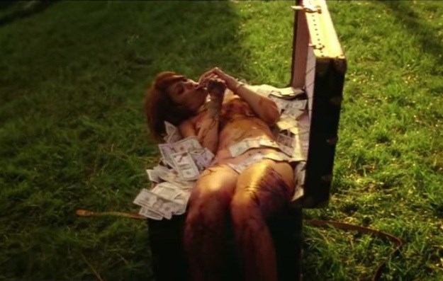 Bitch Better Have My Money: Rihanna prestrašila fanove krvavim i golišavim spotom