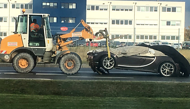 Počelo je: Skupocjeni Bugatti Chiron završio u jarku