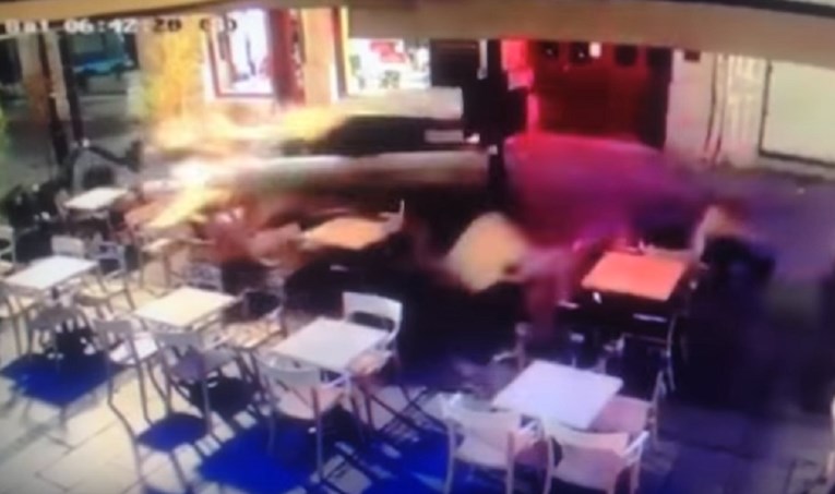 VIDEO Pijani manijak u Beogradu autom uništio terasu kafića, pojavila se i snimka