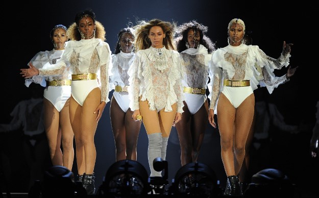 Sexy bodiji i visoke čizme: Tko potpisuje kreacije koje Beyonce nosi na turneji "Formation"?