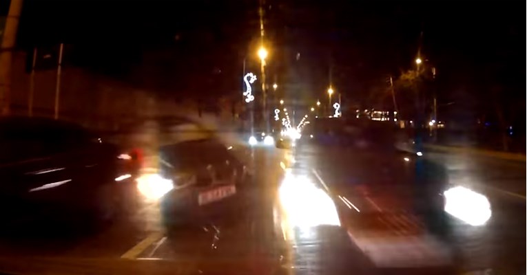 VIDEO Vozač BMW-a navodno imao epileptični napadaj, pa pomeo nekoliko automobila