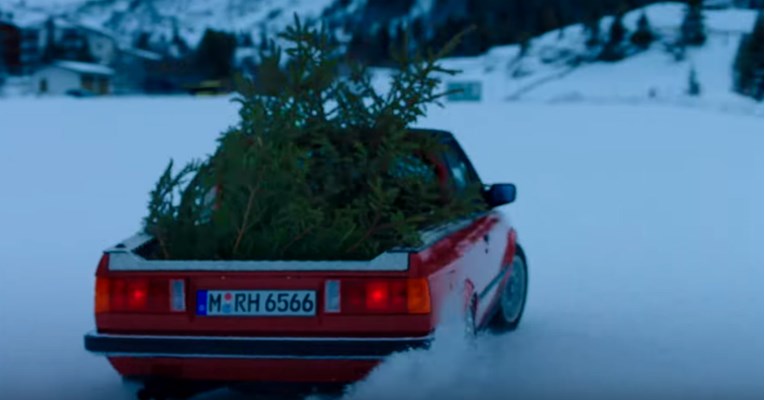 VIDEO Najbrža dostava božićnog drvca u unikatnoj izvedbi legende iz 1980-ih