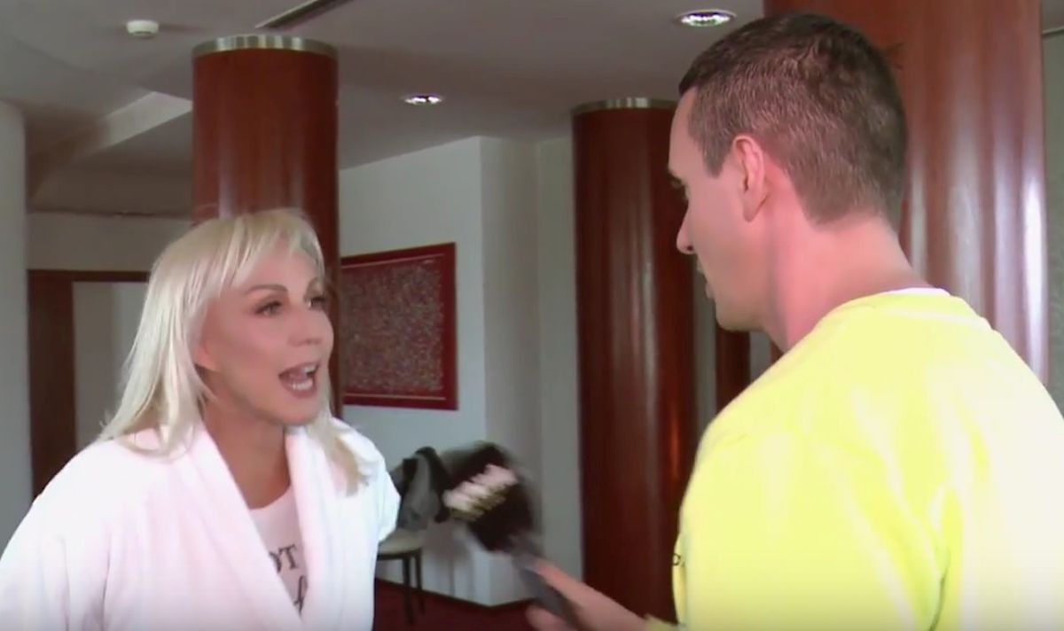VIDEO Lepa Brena ošamarila novinara