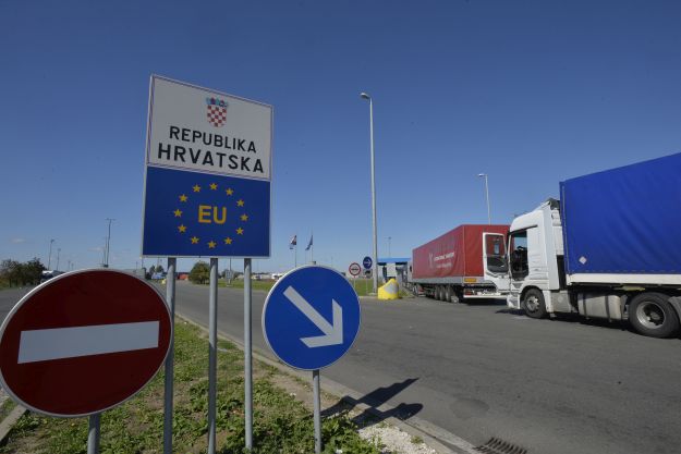 Na Bajakovu otvoren izlaz za sve, u Hrvatsku ulaze samo osobni automobili i autobusi