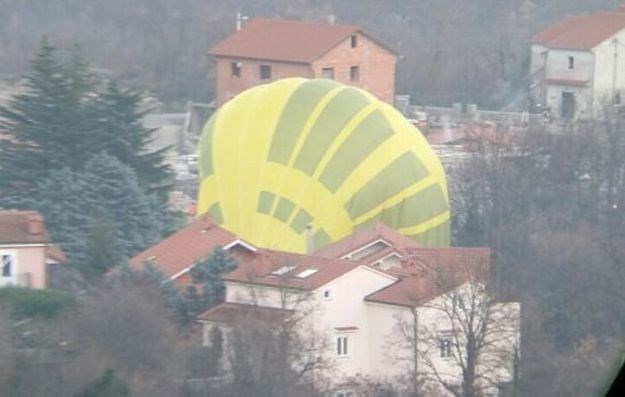 Bizarna nezgoda u zaleđu Opatije: Golemi balon s posadom im prisilno sletio "u dvorište"
