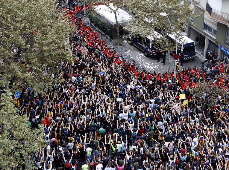 OPĆI ŠTRAJK U KATALONIJI Deseci tisuća na ulicama, Barcelona blokirana, ne rade škole, trgovine...