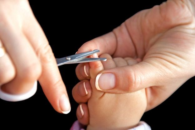 Kako bebi odrezati nokte?