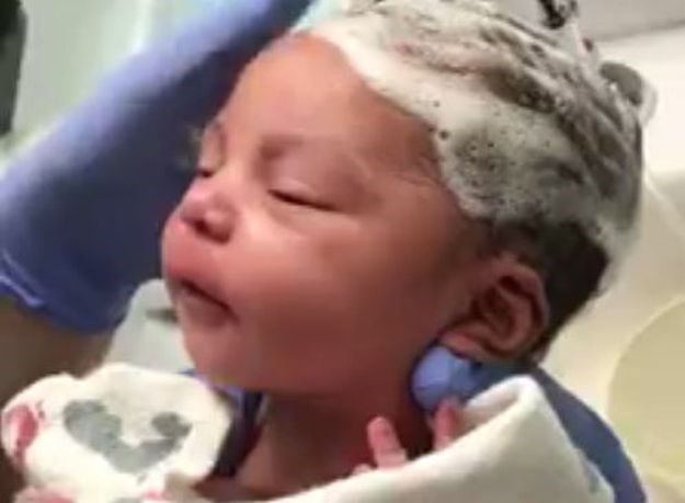 VIDEO Ova preslatka beba toliko uživa u pranju kose da to nije normalno