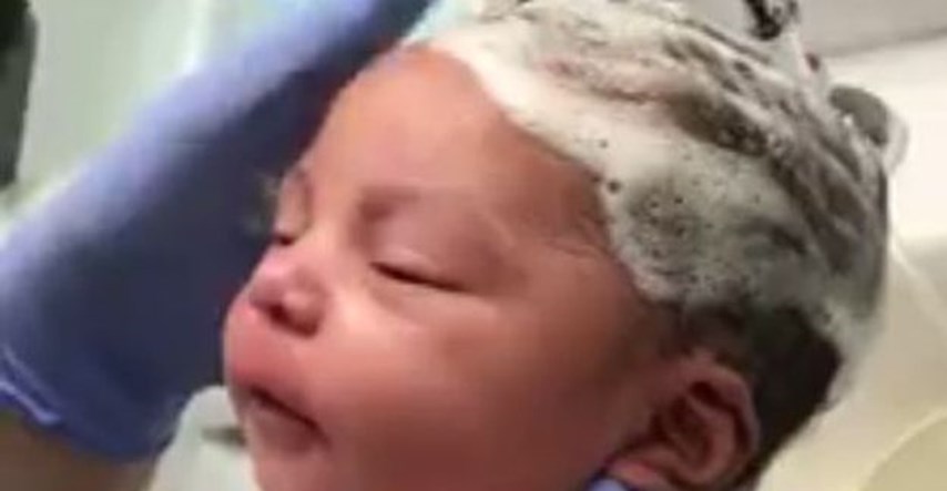 VIDEO Ova preslatka beba toliko uživa u pranju kose da to nije normalno