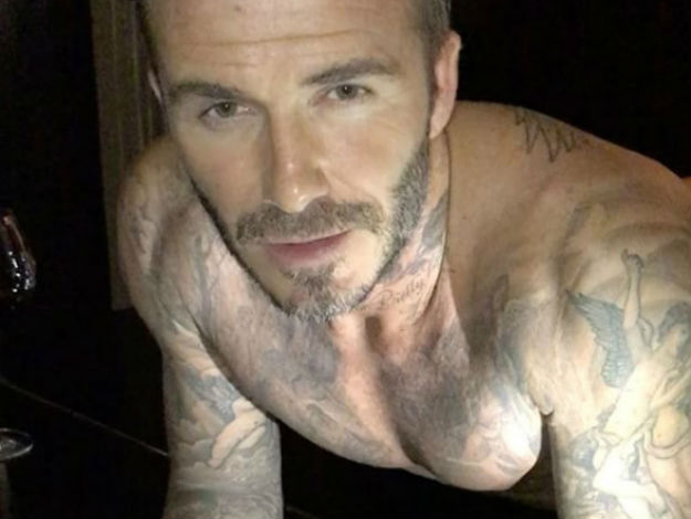 Za još ljepši dan: Goli David Beckham radi sklekove na klaviru