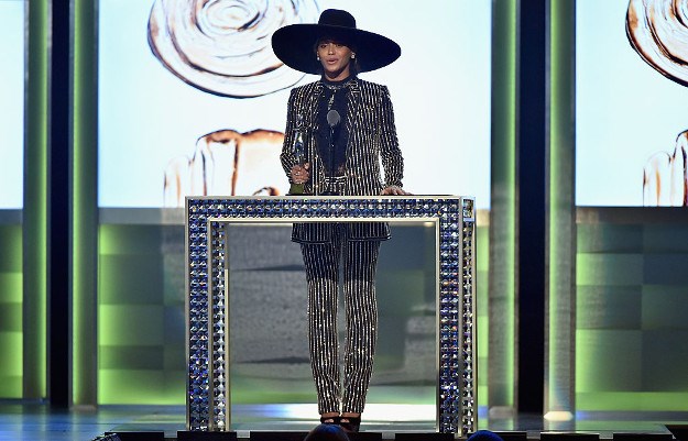 Beyonce primila nagradu za modnu ikonu u svjetlucavom Givenchy odijelu