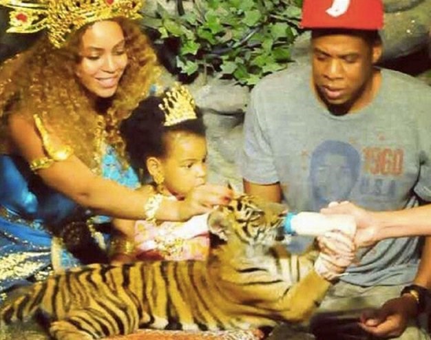 Raskošni odmor: Beyonce i Blue Ivy hranile tigrića s tijarama na glavama