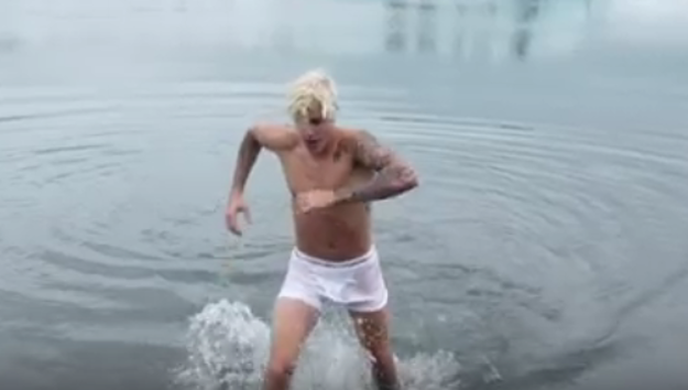 U novom spotu Justin Bieber trčkara u gaćama po plićaku