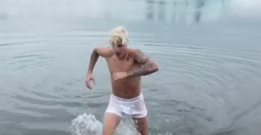U novom spotu Justin Bieber trčkara u gaćama po plićaku