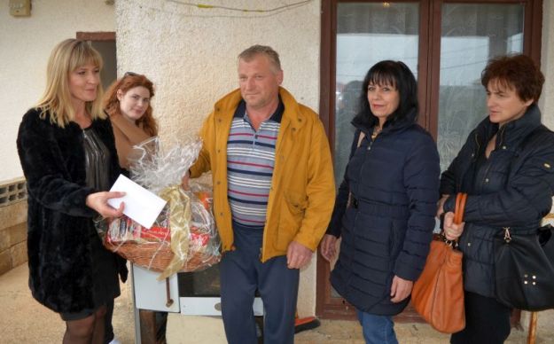 Biogradske medicinske sestre dobile na lutriji pa jednoj obitelji darovale najljepši Božić