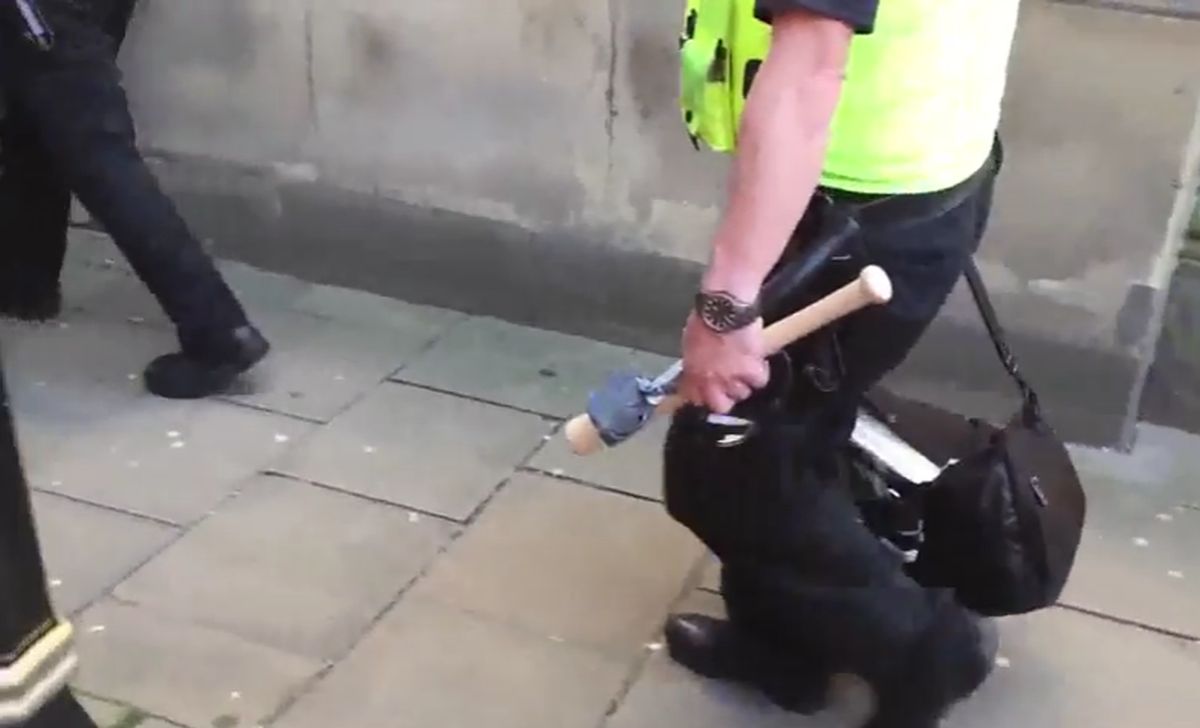 VIDEO Manijak sa sjekirom prekinuo komemoraciju žrtvama napada u Manchesteru