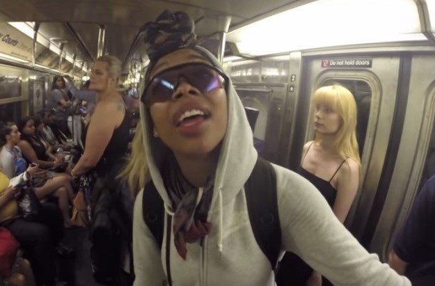 Nekad popularna pjevačica Brandy zapjevala u podzemnoj, putnici je izignorirali