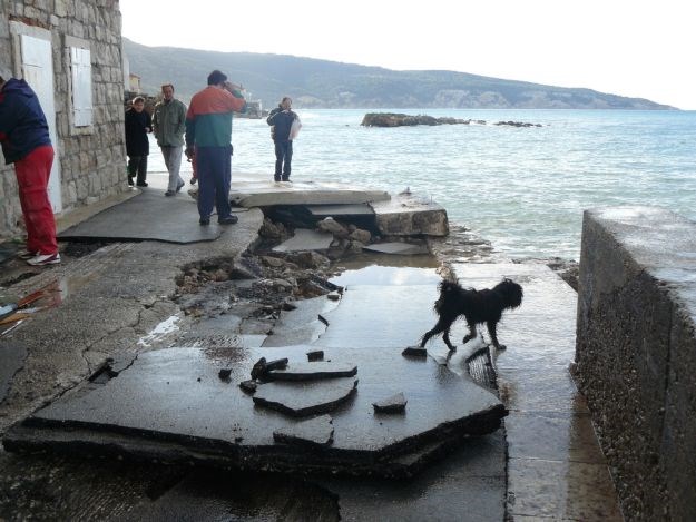 Orkansko jugo u Dalmaciji: Val joj probio ulazna vrata i ozlijedio je u dnevnom boravku