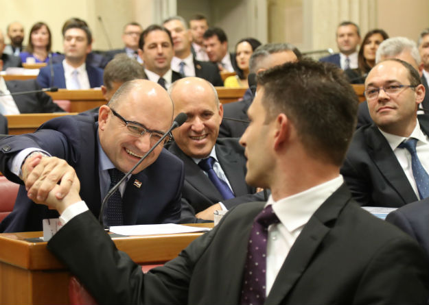 VIDEO, FOTO Pogledajte snimke i fotografije iz Sabora te kako se Brkić nasmijao Petrovu