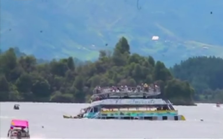UZNEMIRUJUĆA SNIMKA U Kolumbiji potonuo turistički brod, najmanje 9 mrtvih i deseci nestalih