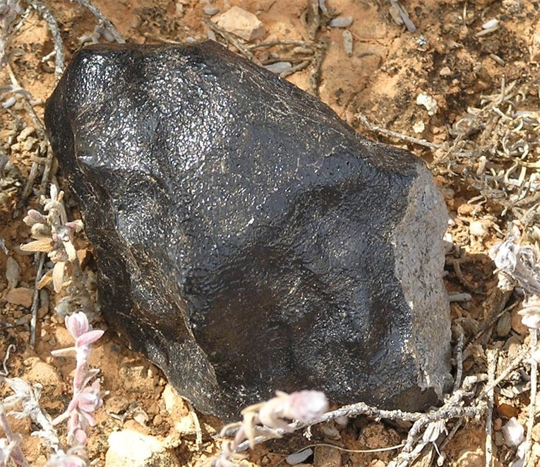 Misteriozan meteorit nađen u Australiji ukazuje na golemi neotkriveni asteroid