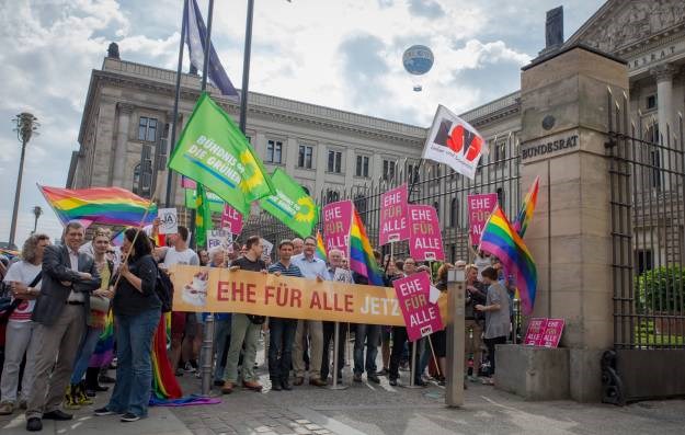 Gornji dom njemačkog parlamenta traži istospolni brak i pravo na posvajanje djece