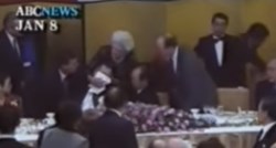 VIDEO Prije točno 25 godina George H.W. Bush ispovraćao se po japanskom premijeru na večeri