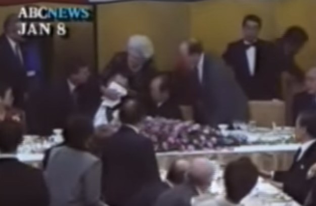 VIDEO Prije točno 25 godina George H.W. Bush ispovraćao se po japanskom premijeru na večeri