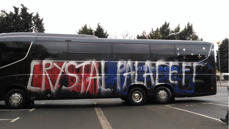 Kakve budale! Navijači Crystal Palacea devastirali klupski autobus jer su mislili da je od Middlesbrougha