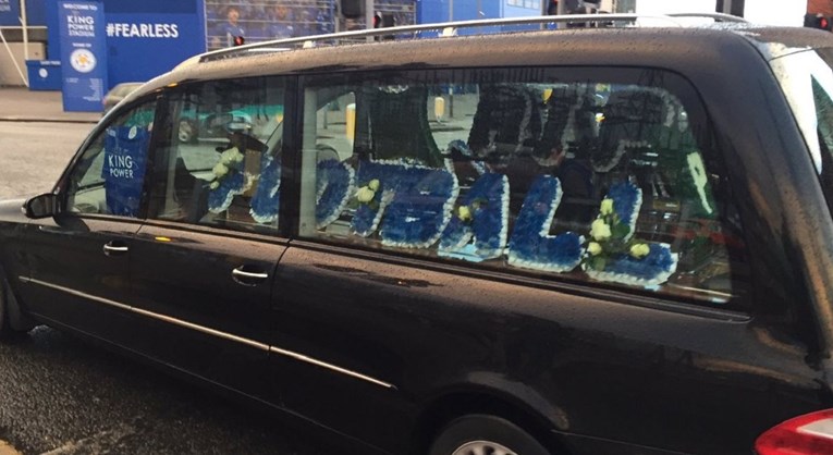 Navijači Leicestera upravu dočekali mrtvačkim kolima i transparentima podrške omiljenom treneru