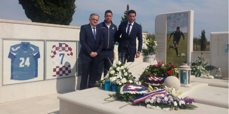 Hajdukova delegacija položila vijenac na grob Hrvoja Ćustića