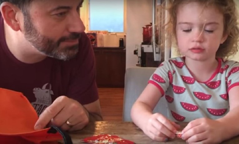 VIDEO Slatkoj kćerkici rekao da joj je pojeo sve slatkiše, njezinoj reakciji nije se ni najmanje nadao