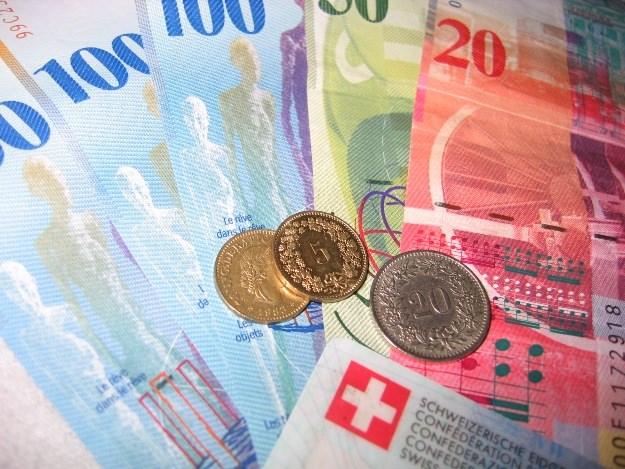 Šok: Tečaj švicarca skočio za 15 posto, neke banke obustavile trgovanje