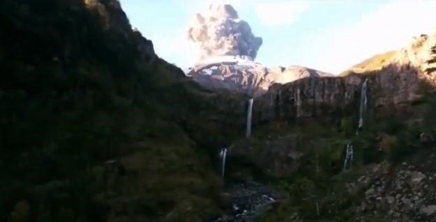 Pogledajte kako je sve počelo: Turist snimio početak erupcije vulkana u Čileu
