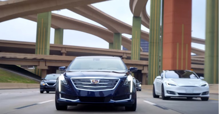 VIDEO I Cadillac se sprda s Teslom