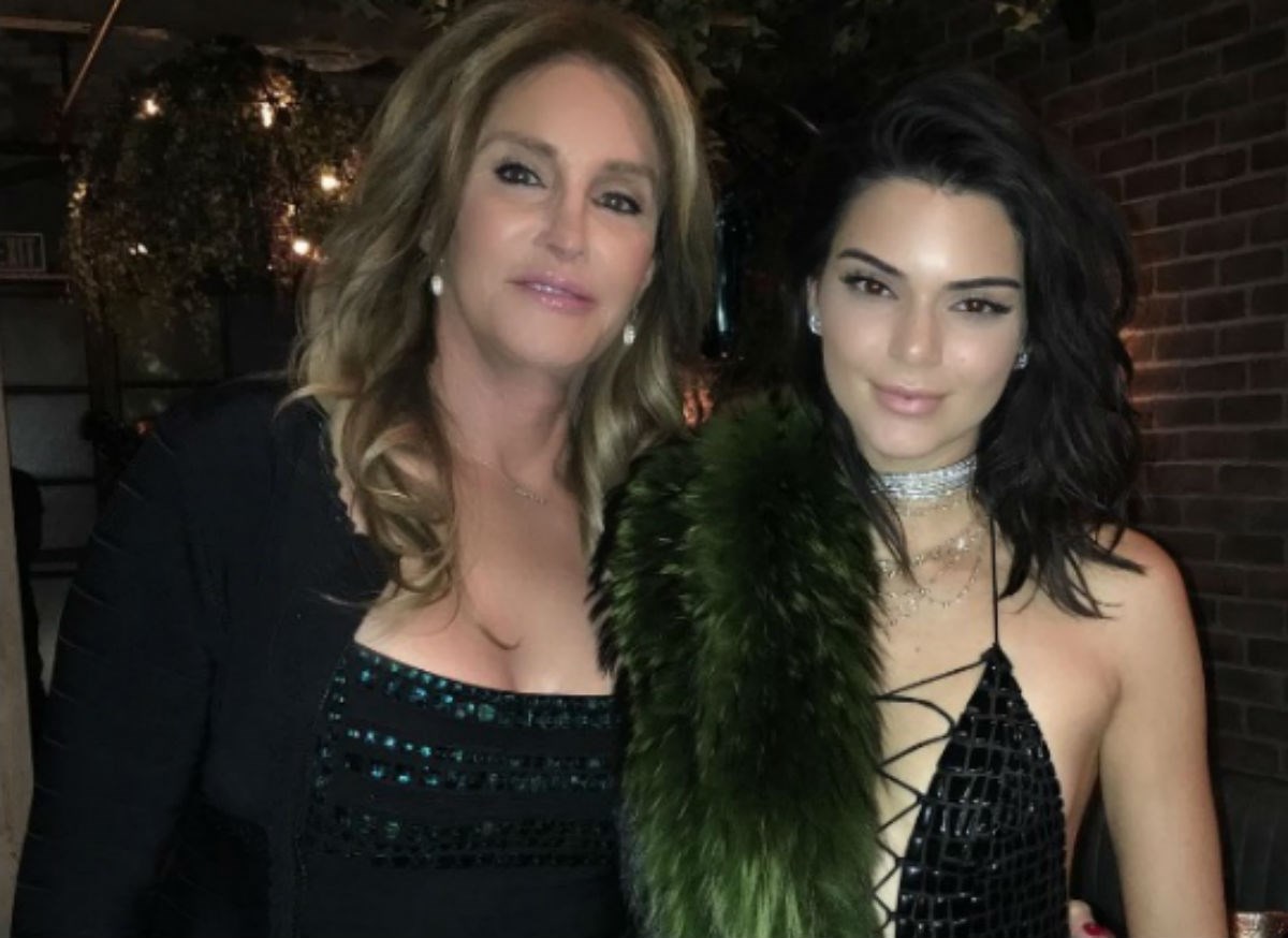 Caitlyn Jenner skida se do kraja, a Kardashianke umiru od srama