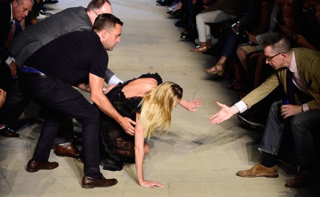 Lijepa Candice Swanepoel pala usred revije branda Givenchy