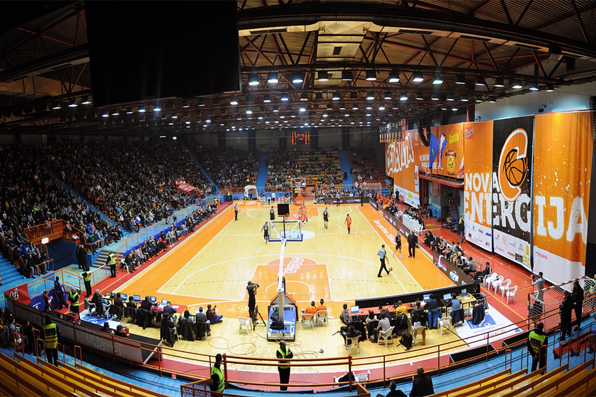 SRAMOTNO Huligani napali navijače Partizana nakon derbija u Domu sportova