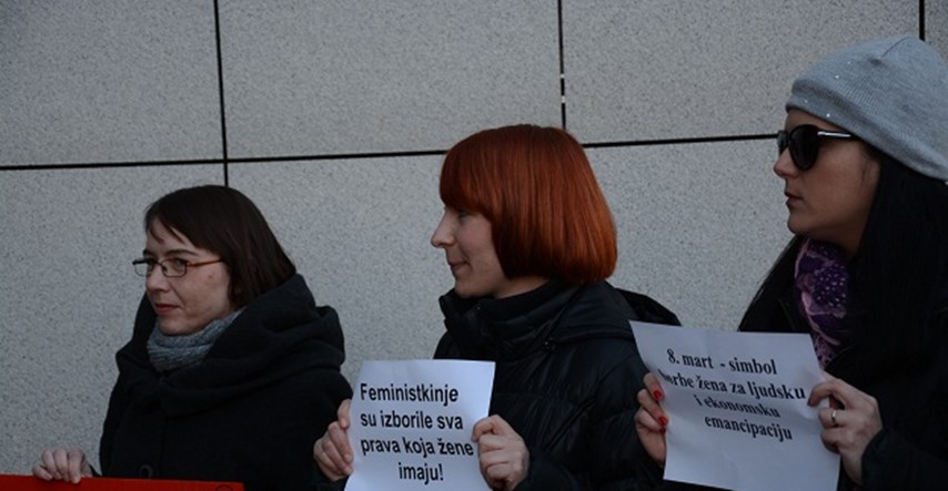 Prosvjed ispred splitskog KBC-a: "Nećemo natrag na ilegalan pobačaj!"