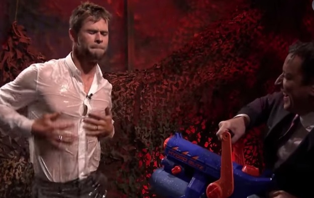 Hvala, Jimmy: Chris Hemsworth intervju završio mokar do kože