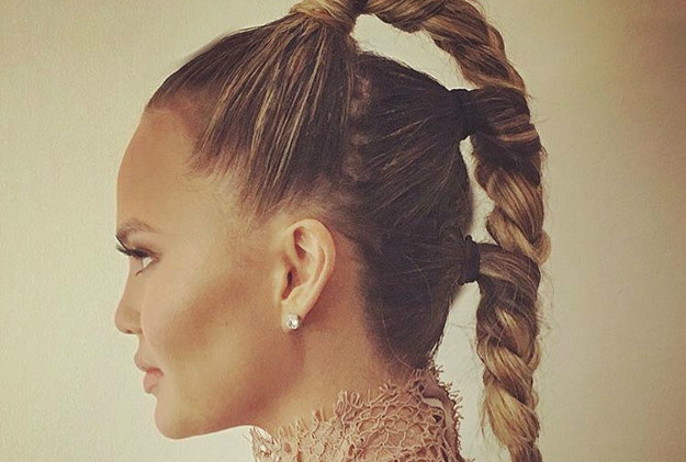 Futuristički chic: Kako napraviti trostruku pletenicu Chrissy Teigen