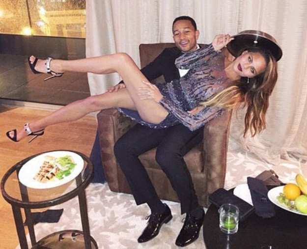 Chrissy Teigen nagovorila mamu da joj prošverca hrenovke u hotel: "Usluga u sobu je preskupa"