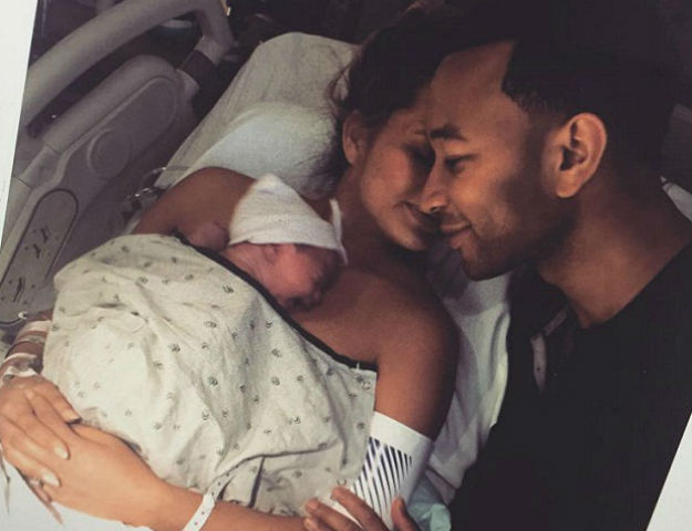 Chrissy Teigen objavila preslatku sliku snimljenu nekoliko trenutaka nakon poroda